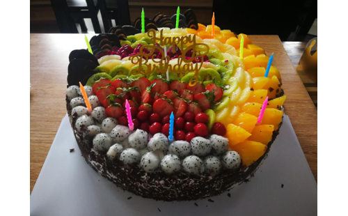 集體生日會，員工樂翻天